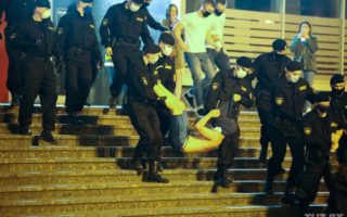 Підтримайте мирних демонстрантів у Білорусі