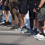 П'ятеро людей стоять в один ряд, частина з них має протези нижніх кінцівок