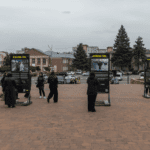 Стенди фотовиставки «Оглушлива тиша» на площі Матері в Обухові, вид здалеку.