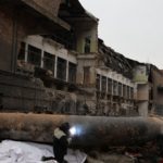 Зварювальник лагодить трубу на тлі зруйнованої ТЕЦ