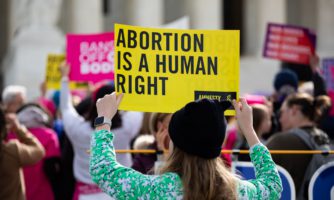 Європа: Чинні бар’єри для доступу до абортів посилюються через тривожні спроби обмежити репродуктивні права 