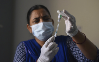 7 із 10 людей у країнах Великої сімки вважають, що їхні уряди повинні змусити великі фармацевтичні компанії ділитися ноу-хау щодо виробництва вакцин